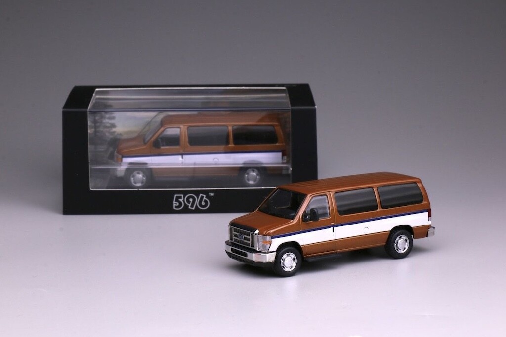 1:64 Ford E-350 Super Duty Wagon - Brown Mini Van Diecast Model