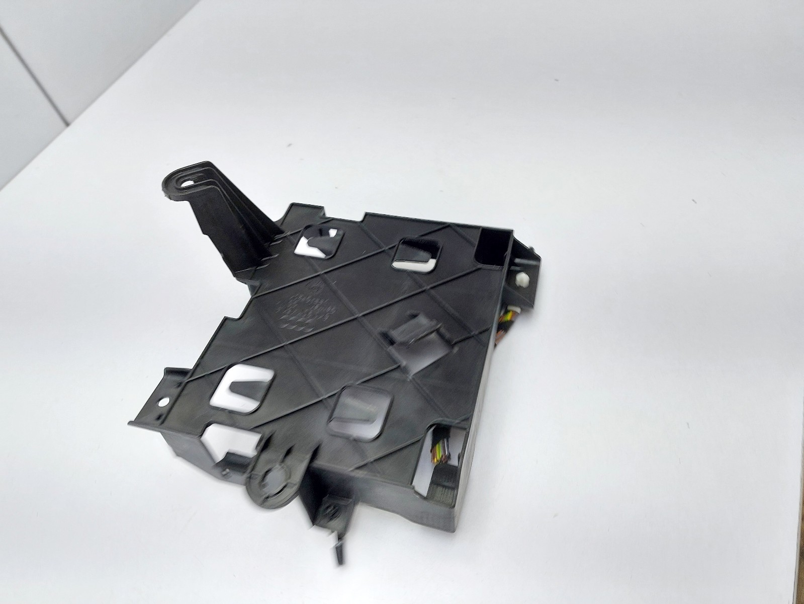 AUDI A4 B8.5 Central Convenience Module Controller Bracket 8K0907461A 2015