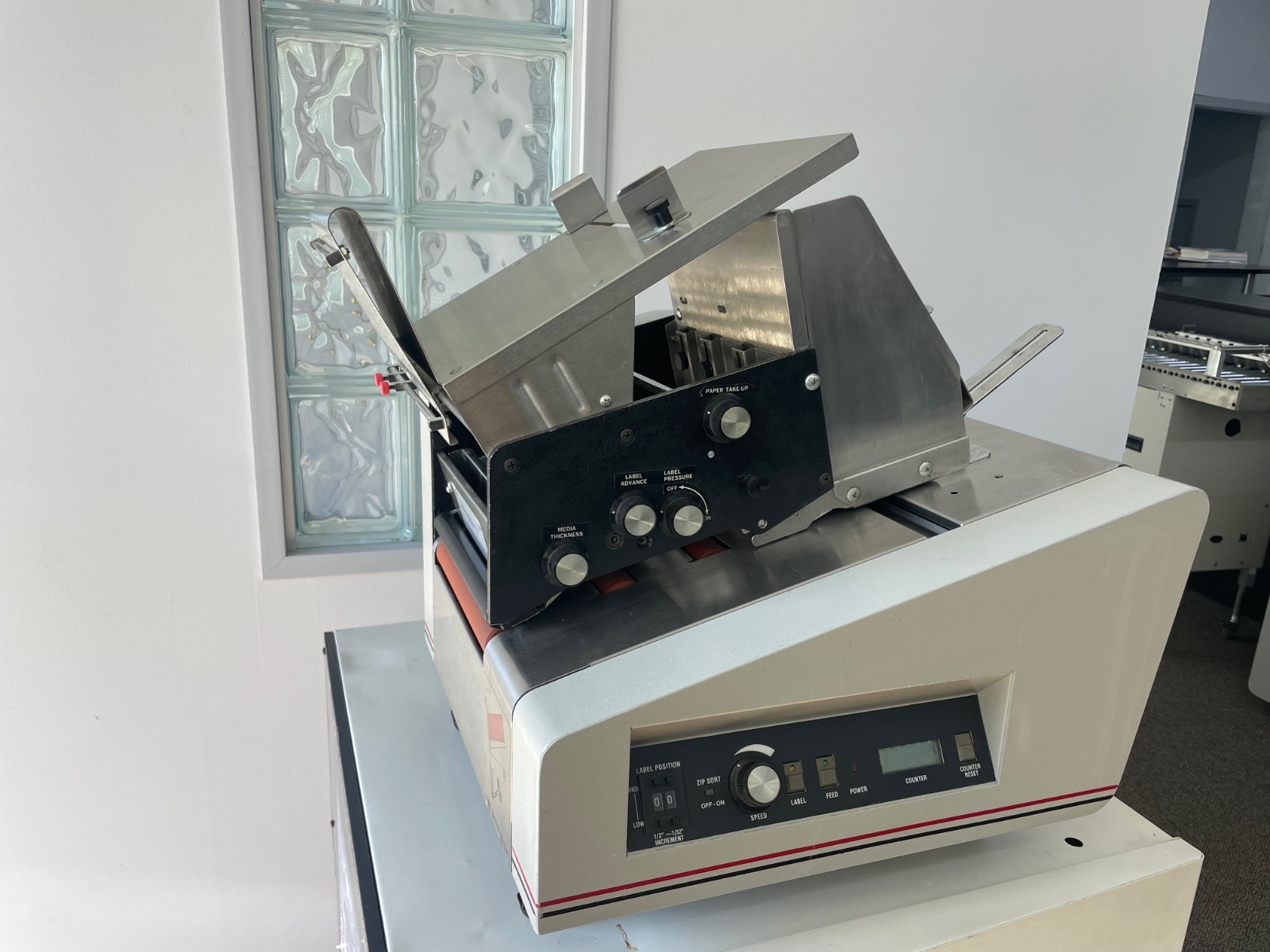 ASTRO ATS-9300 Label Affixing Machine
