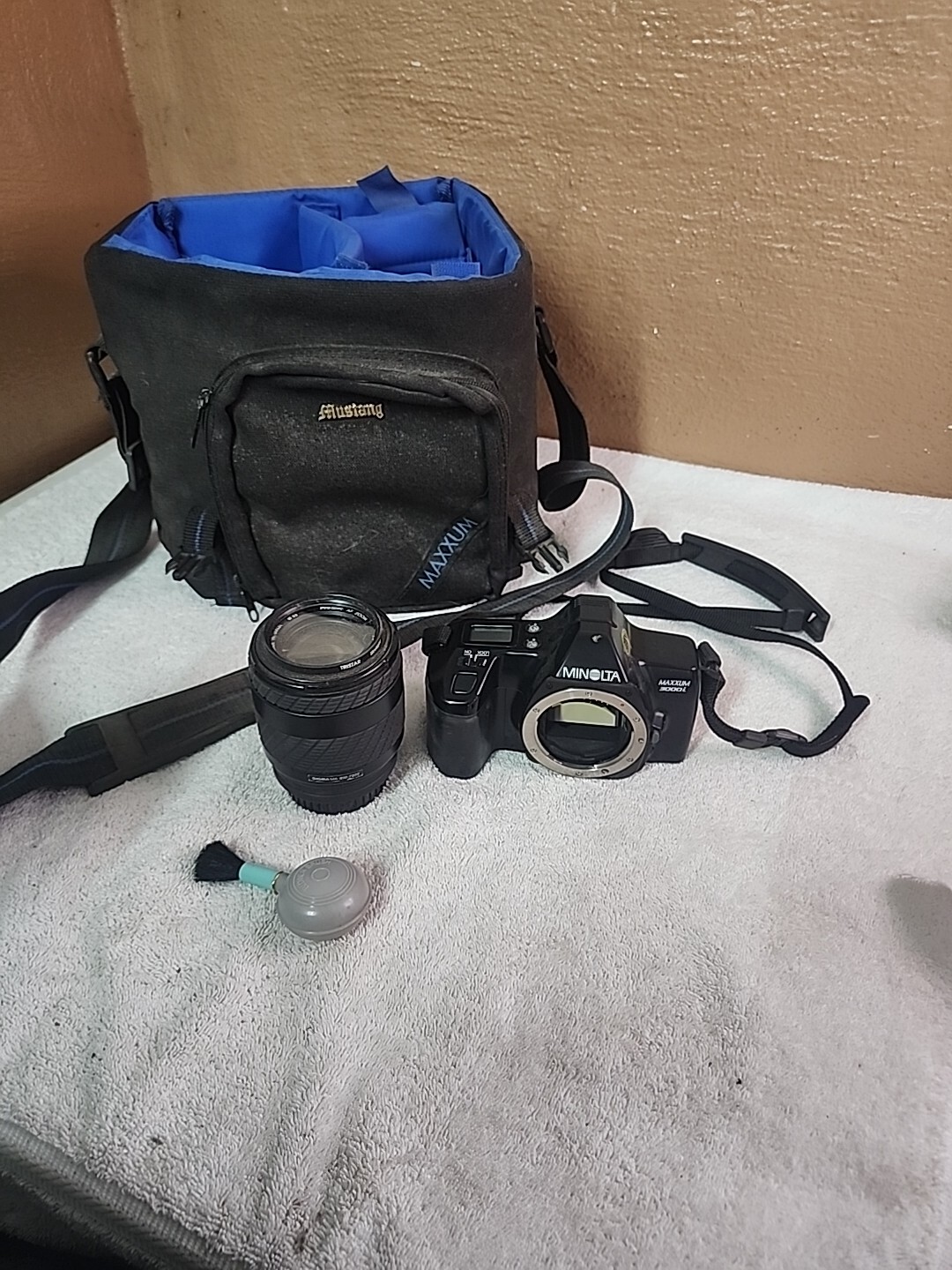 Minolta Maxxum 3000i 35mm Film Camera w/ Lens & Camera Bag
