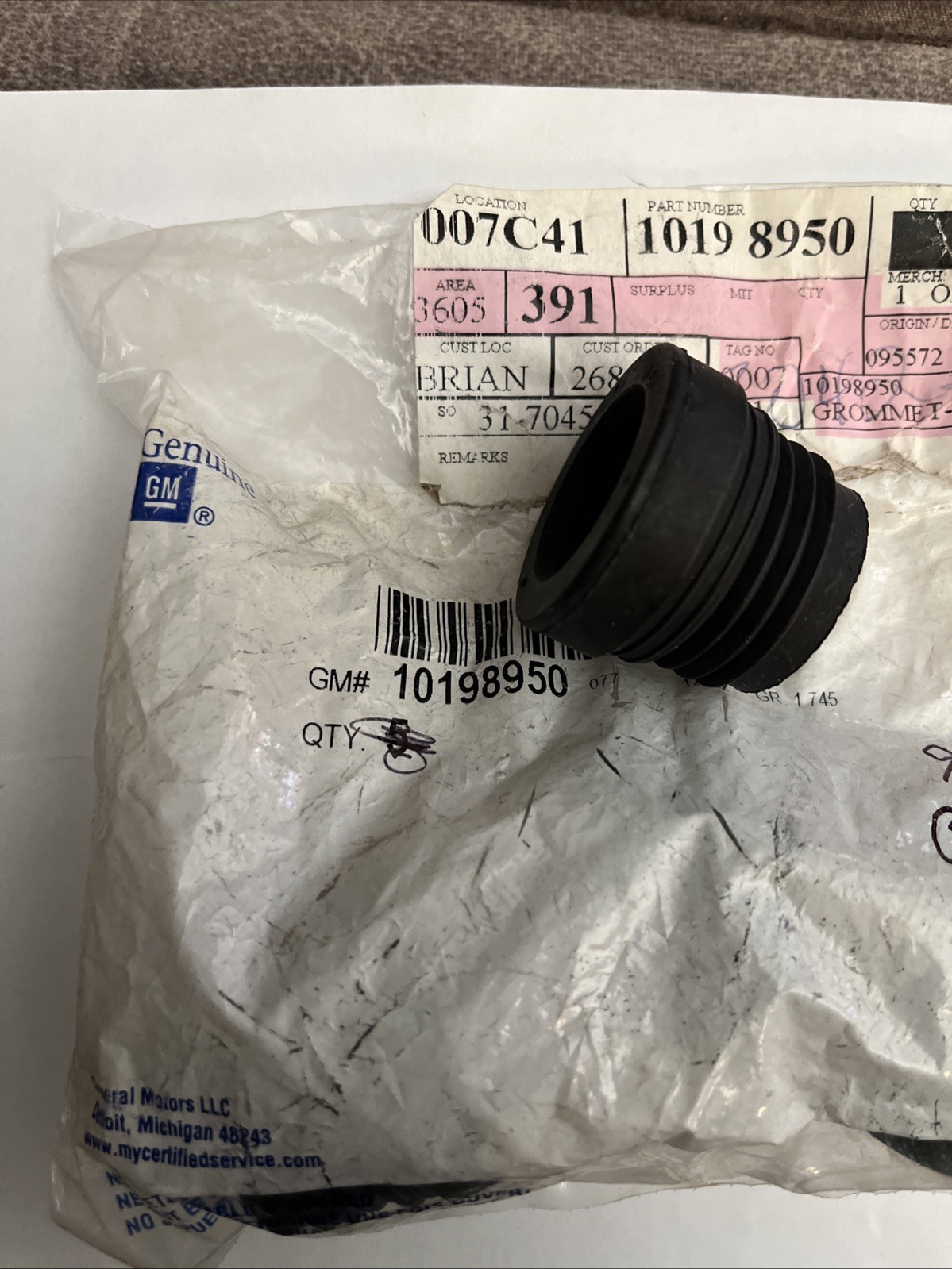 Genuine GM 10198950 Oil Filler Tube Grommet Sold As Each Without Bag Free Ship