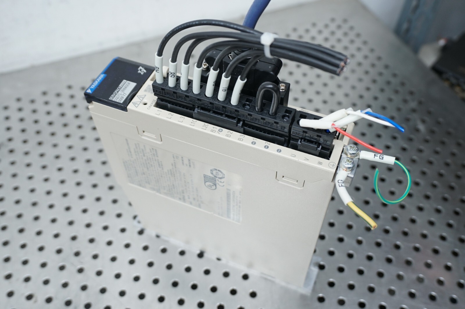 Yaskawa  SGD7S-2R8A00A Servopack SGD7S-2R8A00A000F77