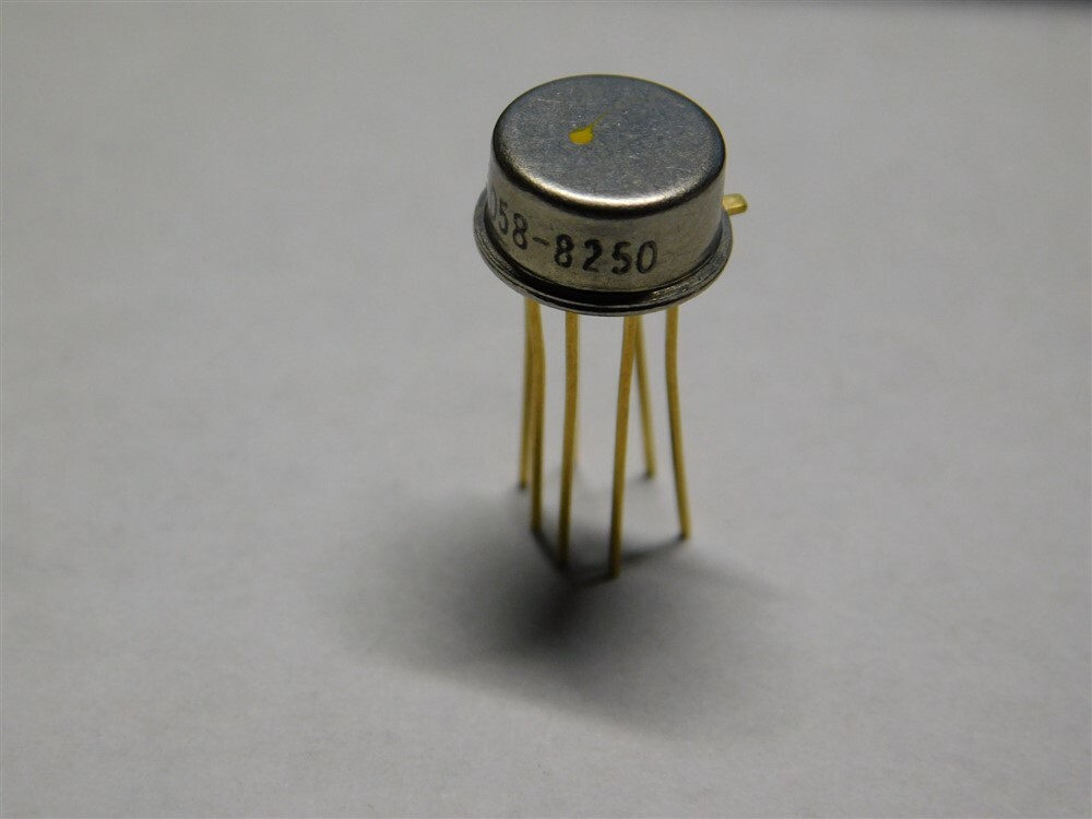 2 Vintage 210058 Microcircuits Date Code 8312 7-Pin TO-99 Metal Can W/ "M" Logo