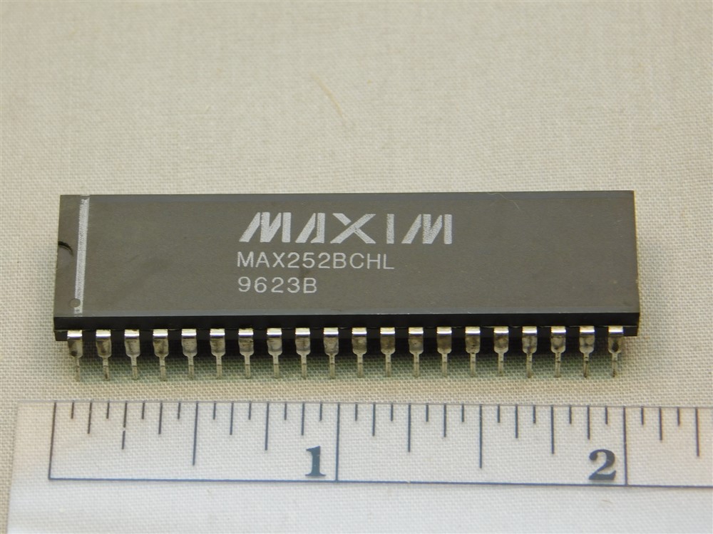 Maxim MAX252BCHL Complete +5V Isolated Dual RS-232 Transceiver Module 40-Dip