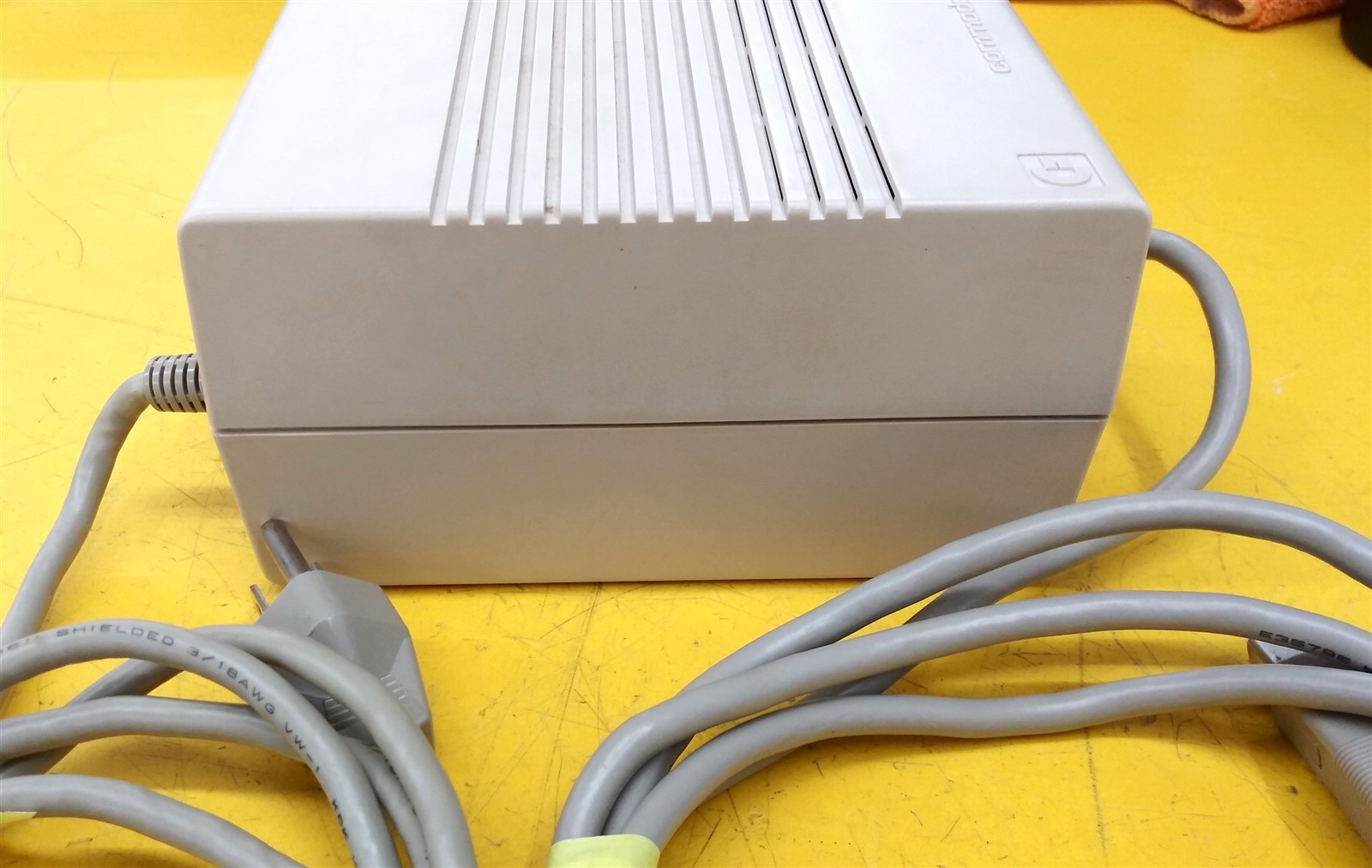 ⭐️⭐️⭐️⭐️⭐️ Vintage Commodore 128 C128 Computer w Power Supply & System Disks