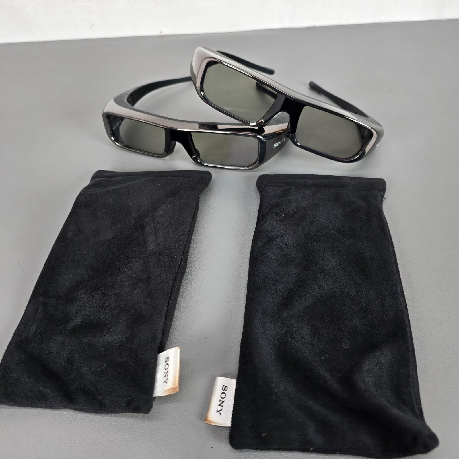 2 Pair Sony 3D Glasses TDG-BR100 Regular Size Bravia 3D Sync Transmitter W/ Bags