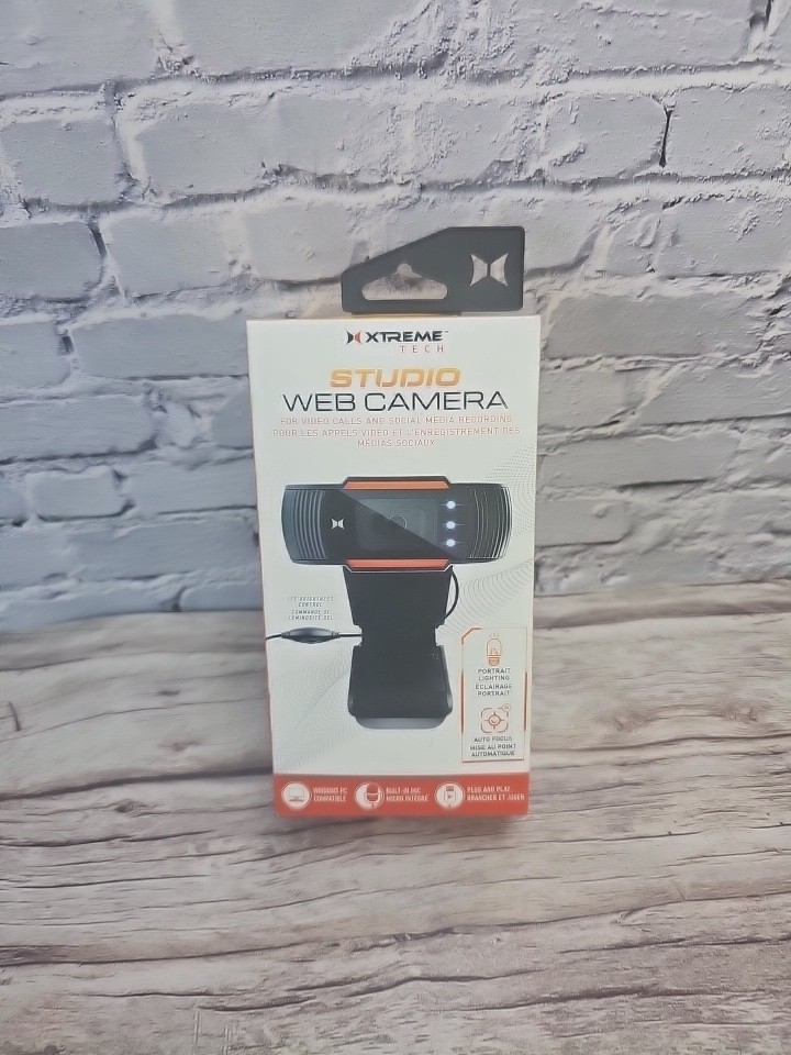 Xtreme 480p Studio Webcam w/LED Light, Auto Focus & auto White Balance, Built-in
