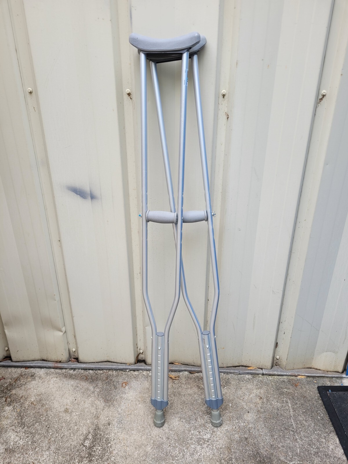ProBasics Lightweight Aluminum Underarm Crutches (Adults 5'2" - 5'10")