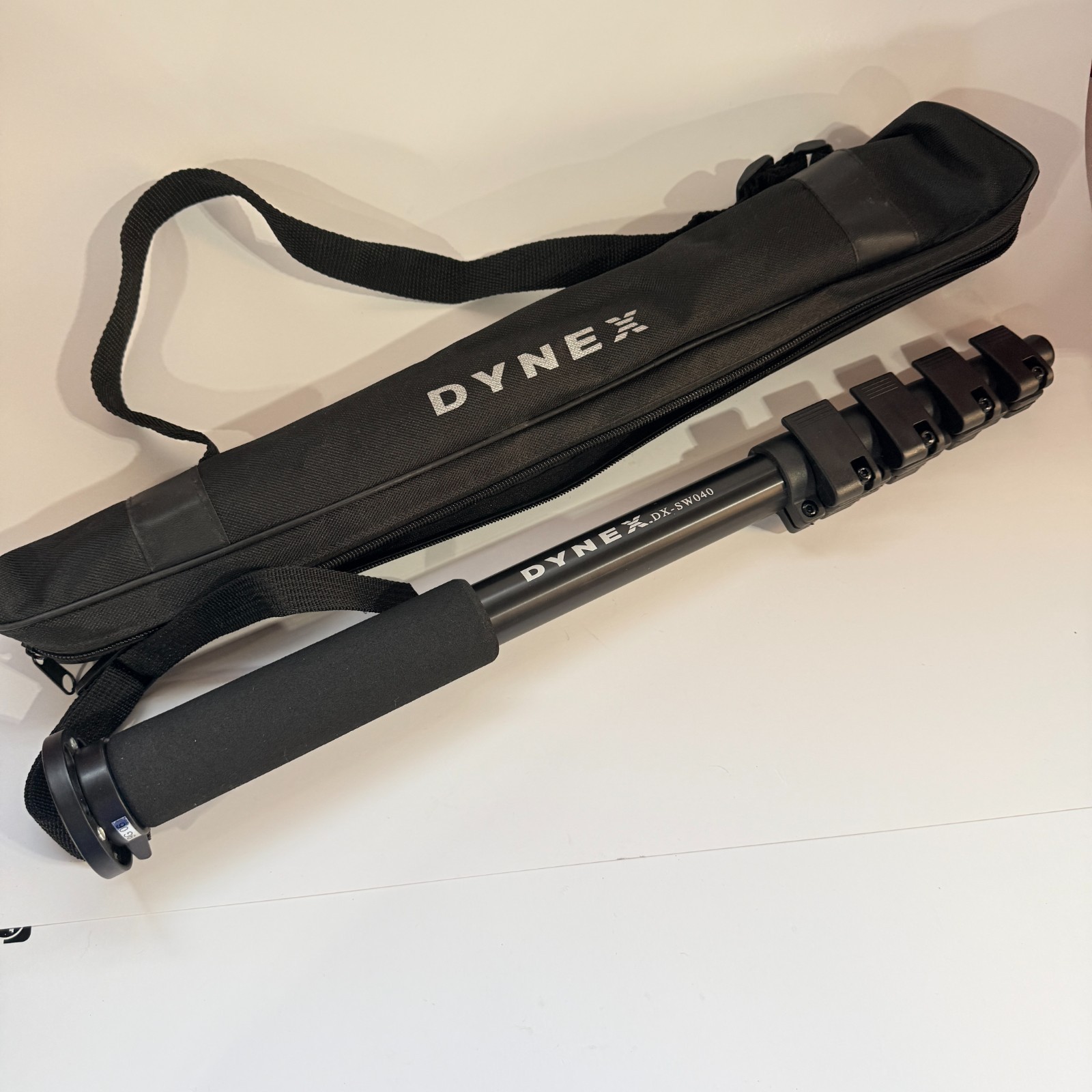 Dynex DX-SW040 Aluminum Monopod 18" Folded, 68" Extended W/Case