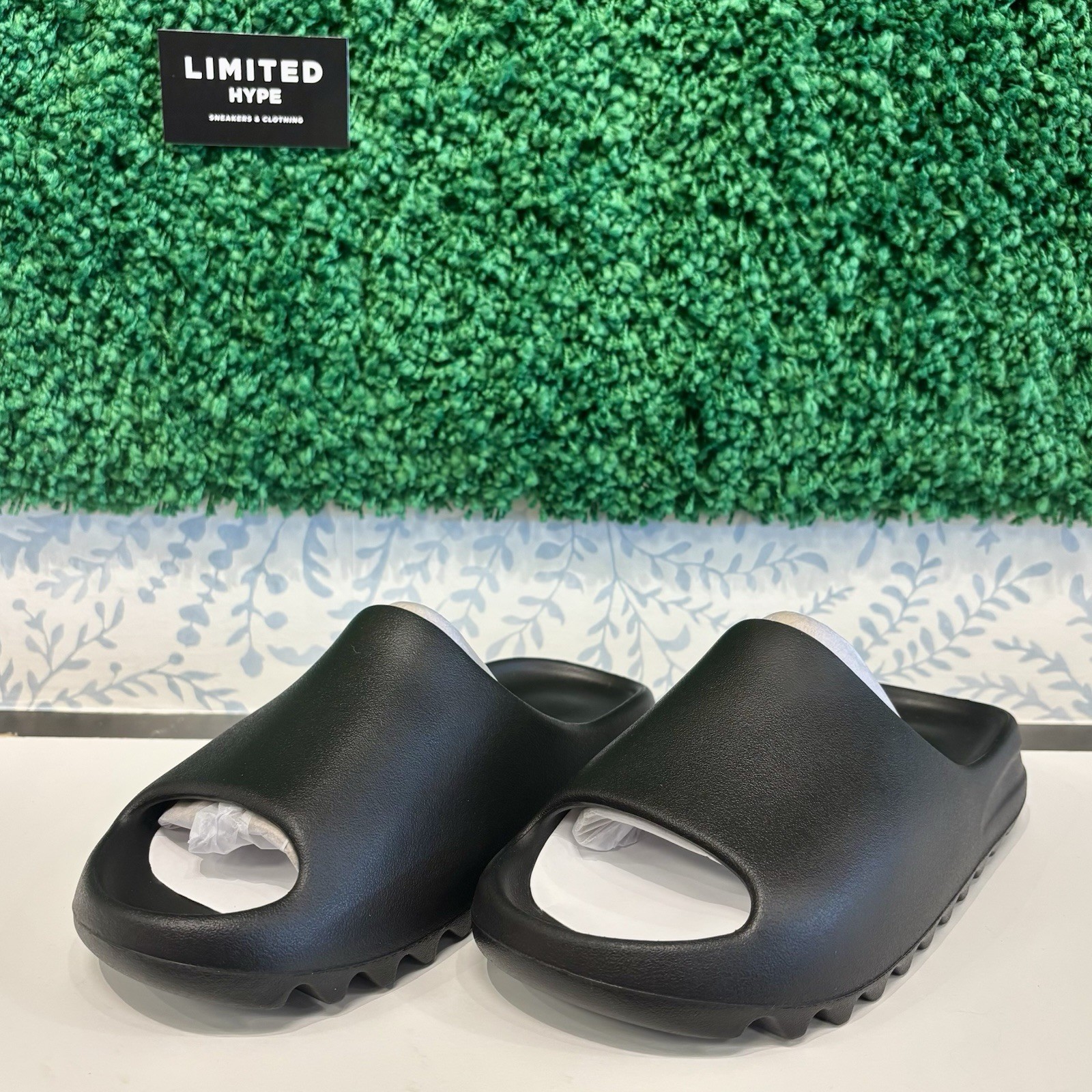 NEW Yeezy Slide Onyx Black YS-01 Men’s Size 4 Brand New w/ Dust Bag