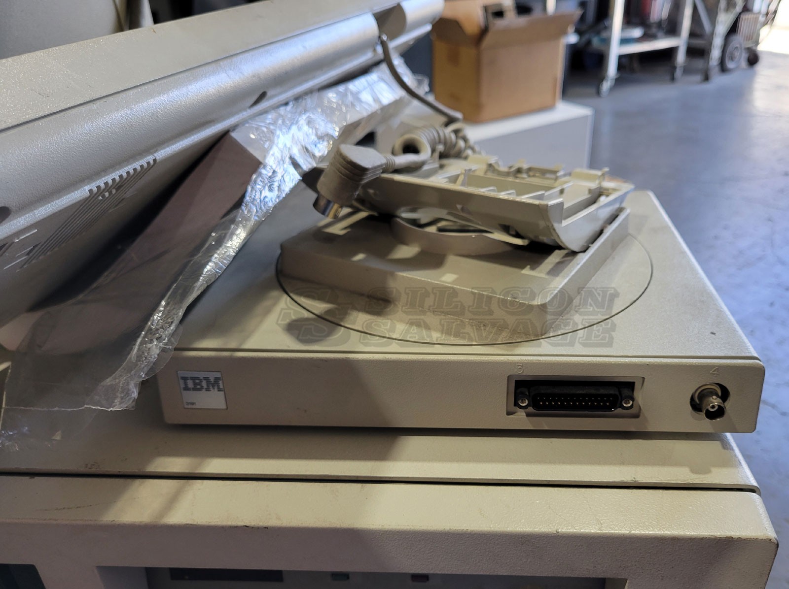 IBM 3174 1R Terminal Cluster Controller w/ 83X7944 Monitor