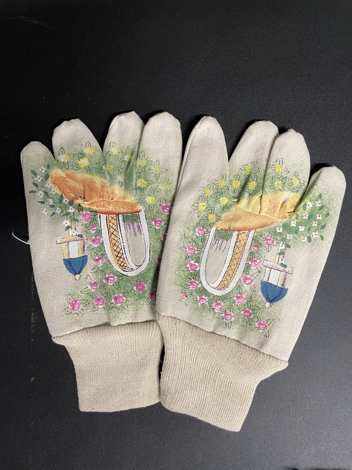 Gardening Accessories - Decorative & Usable Gloves And Tools