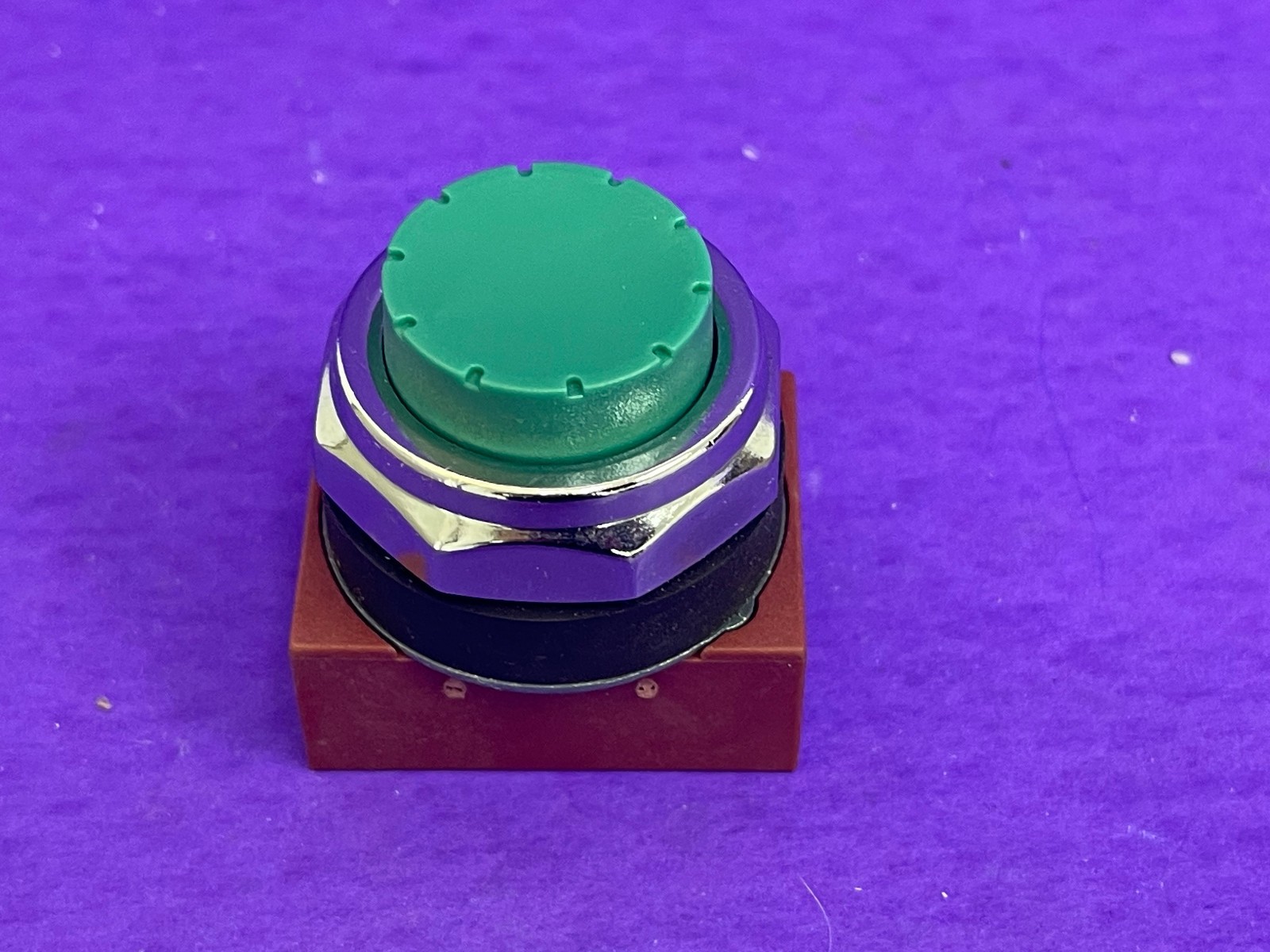 New Siemens 3SB03-PEG 30mm Green Extended Momentary Pushbutton