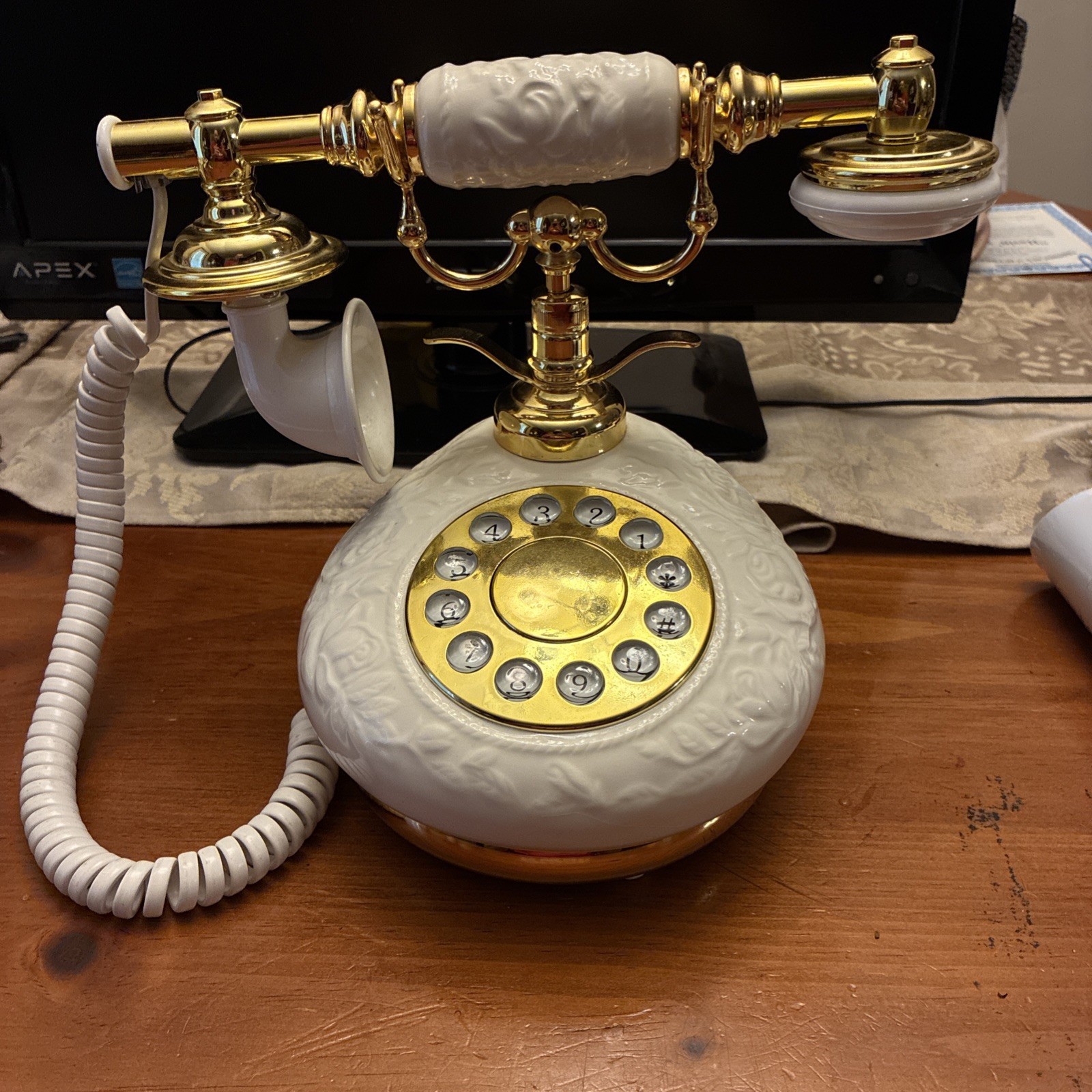 Hentak Limited Model HT-00 Siecle Collection White And Gold Telephone Retro