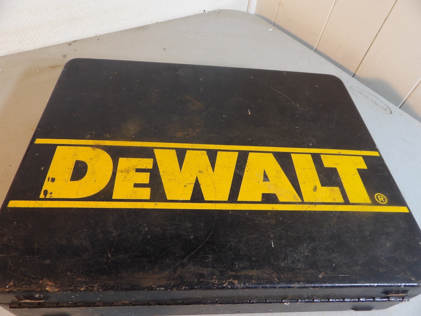12 Volt Dewalt Drill Kit ( will not charge ) parts