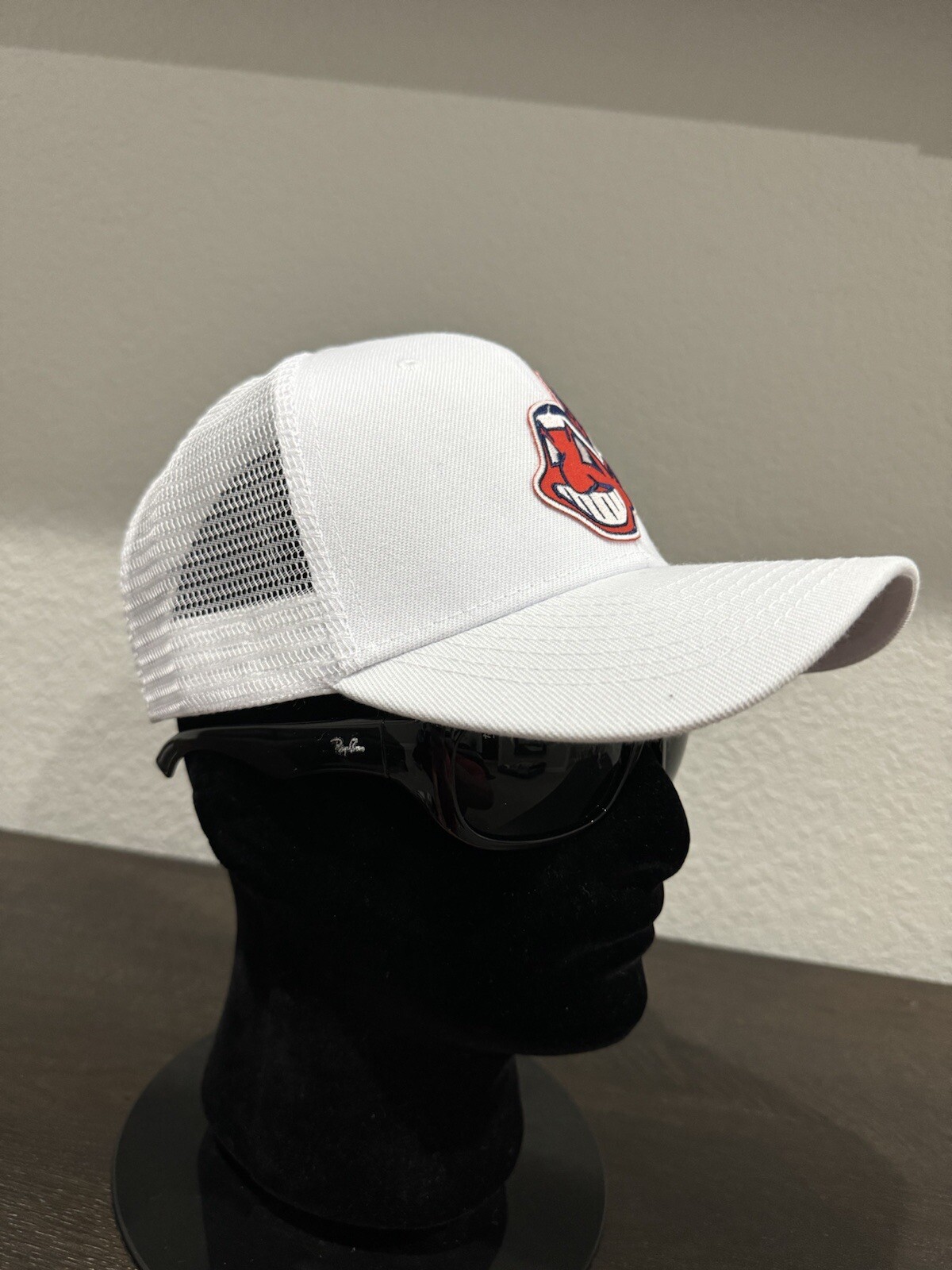 CLASSIC THROWBACK RETRO TRIBE CHIEF WAHOO LOGO ADJUSTABLE WHITE TRUCKER HAT CAP