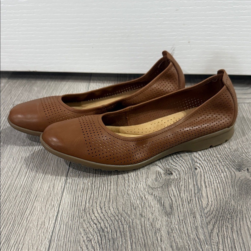 CLARKS Jenette Ease Perforated Ballet Flats in Tan/Brown Leather Size 6 NEW