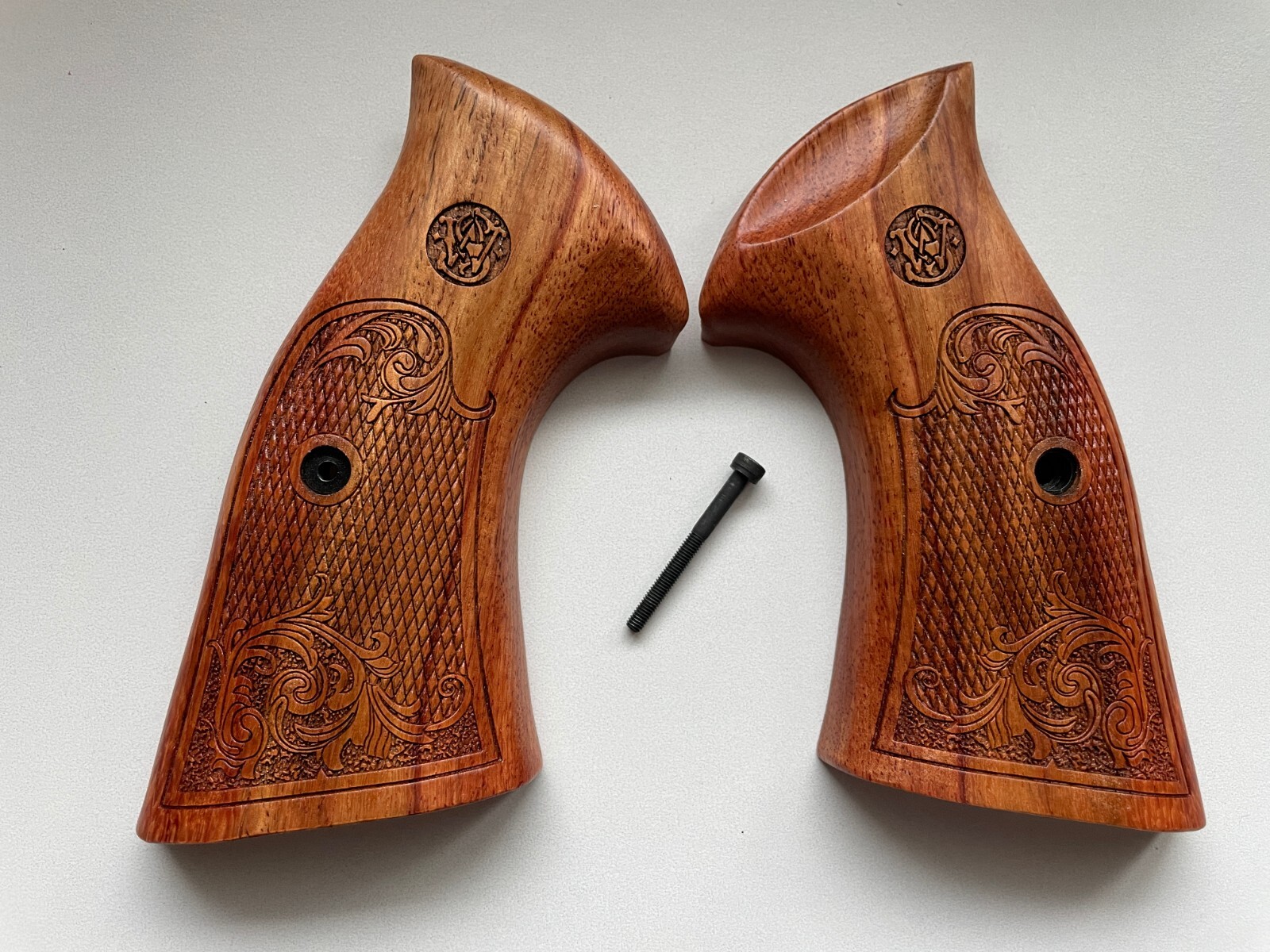 New Decorative flower wood Grips for S&W, K/L ROUND BUTT 686; wood