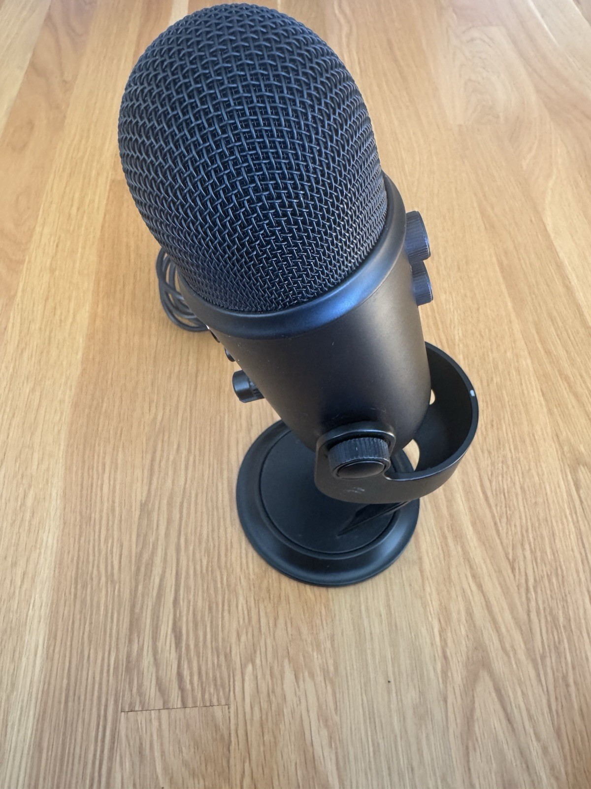 Blue gaming studio mic with Gain, headphone Jack, mute, Volume, And Pattern