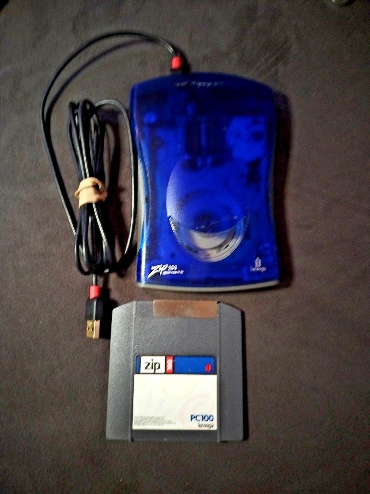 iomega Z250USBPCMBP Zip 250 USB-Powered Portable Zip Drive POWERS ON Won't Read