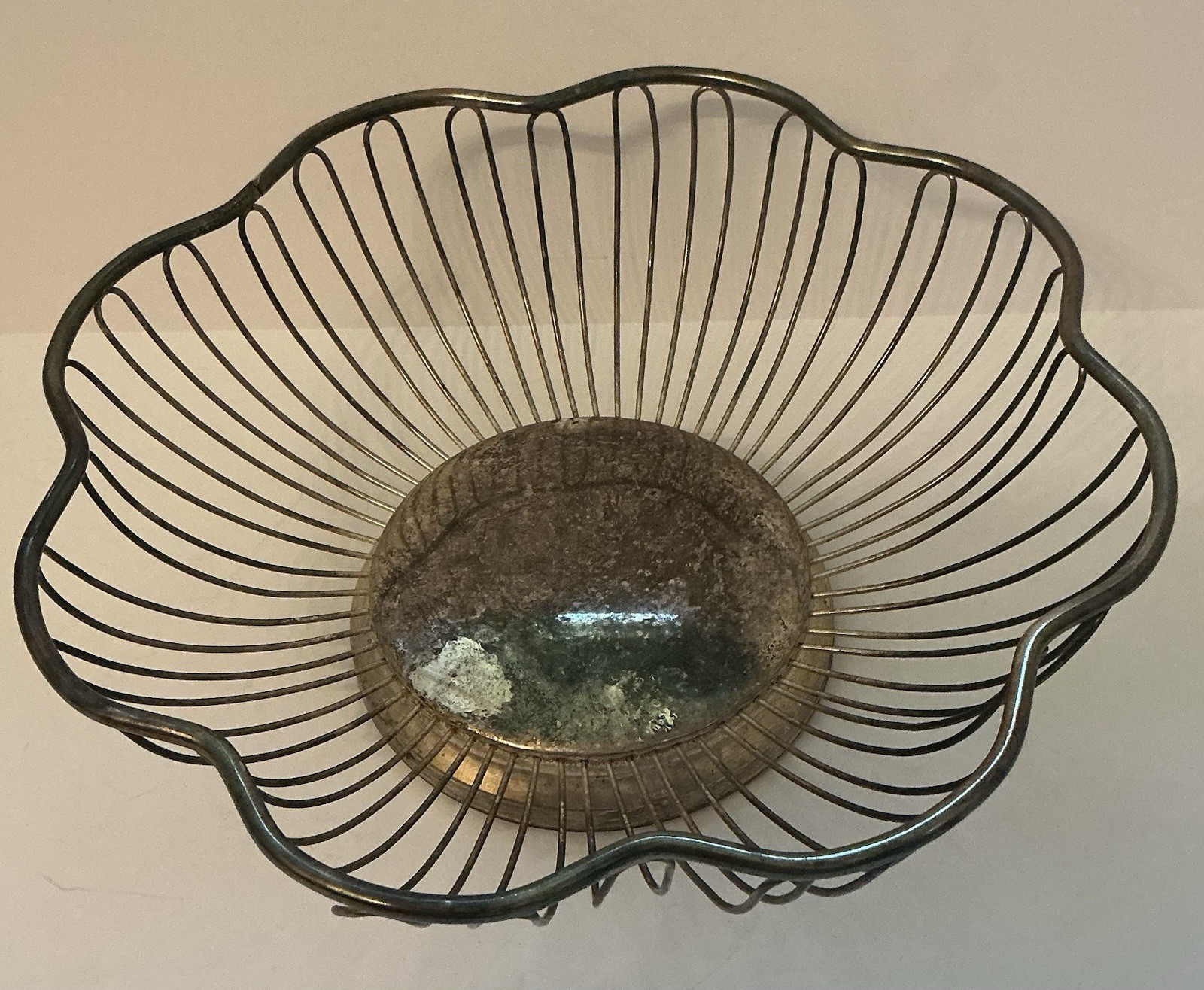 Vintage Wire Fruit Basket Scalloped Edge Metal Bowl Farmhouse Cottagecore Decor