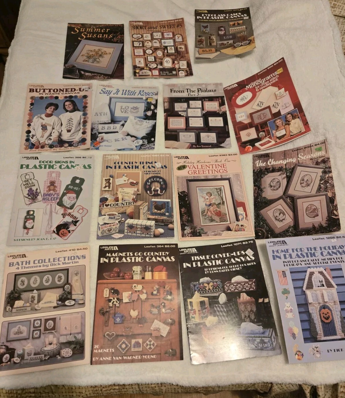 VTG  Lot Of 15 Leisure Arts Leaflets Includes 6 Plastic Canvas & Others READ