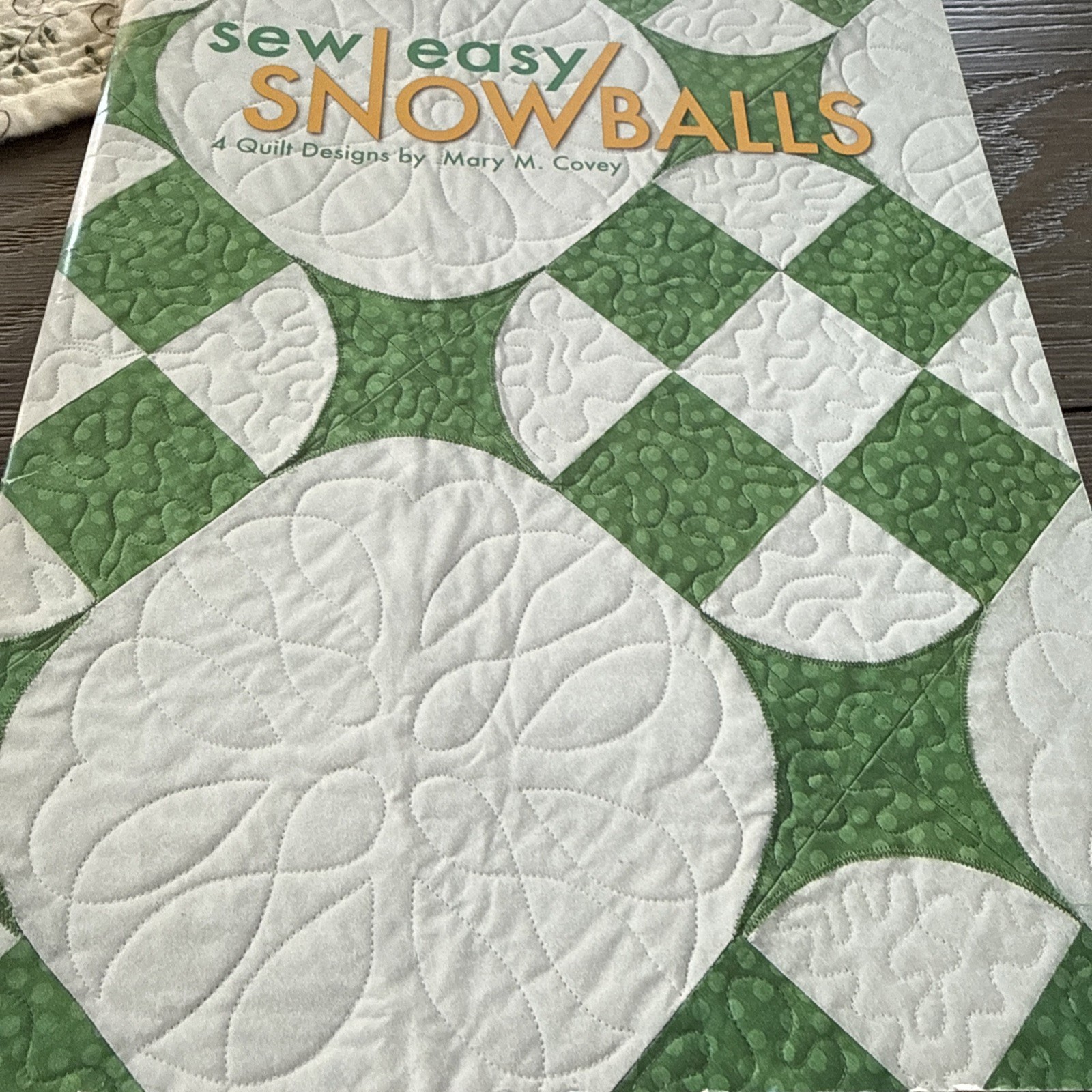 Leisure Arts: SEW EASY SNOWBALLS Quilting Booklet #3884 by Mary Covey - 4 Design