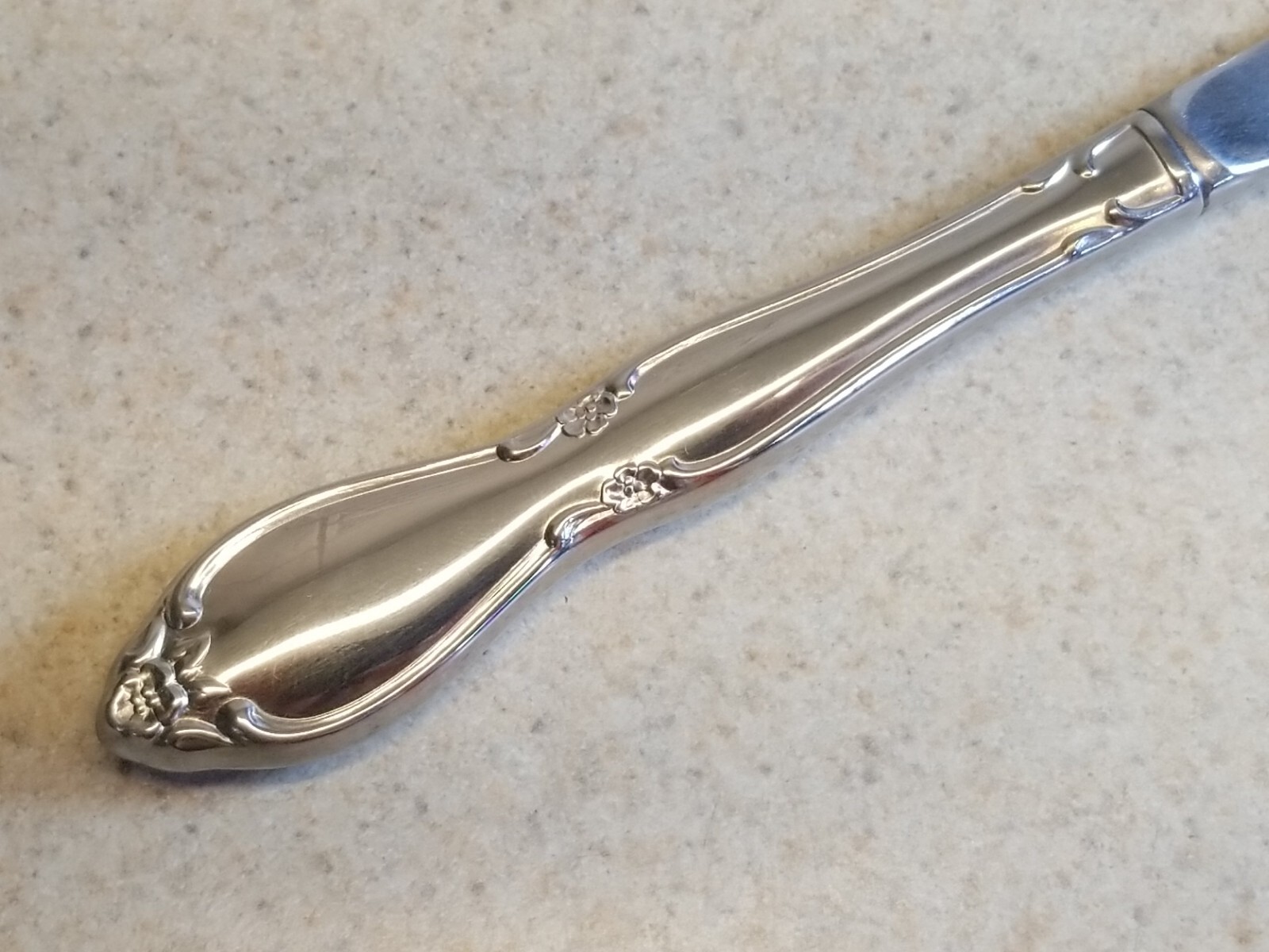 ONEIDA STAINLESS FLATWARE CHATELAINE PATTERN 2 STEAK KNIVES 9 1/8"