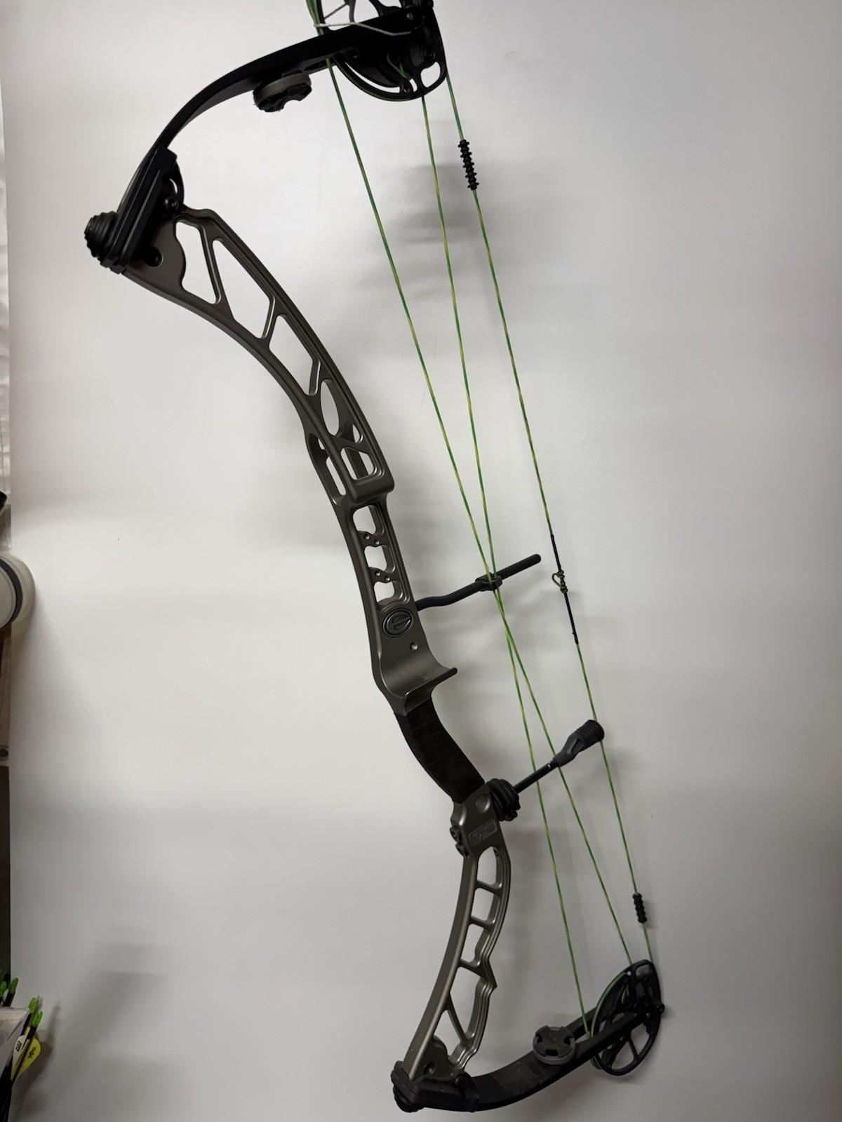 Elite Archery Victory 37 RH Silver Anodized 60/29