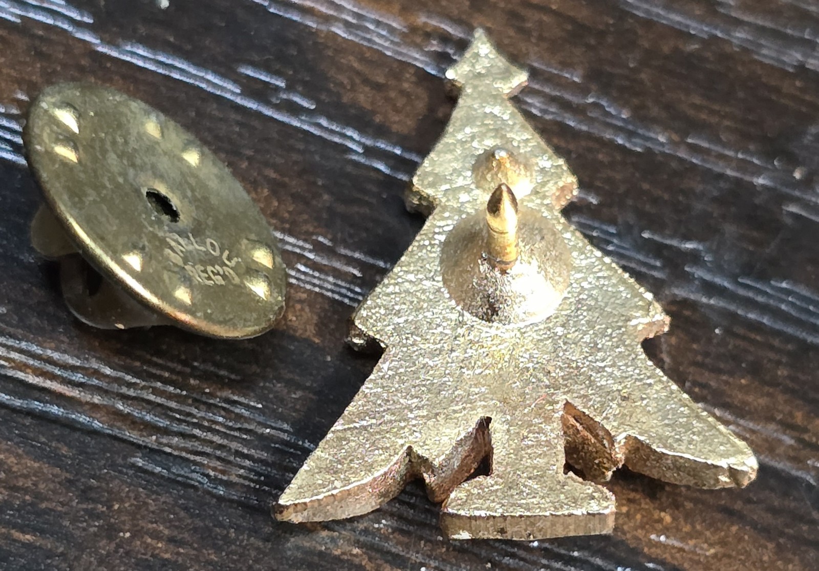 ⅞" Gold Toned Christmas Tree Lapel Clutchback Pin