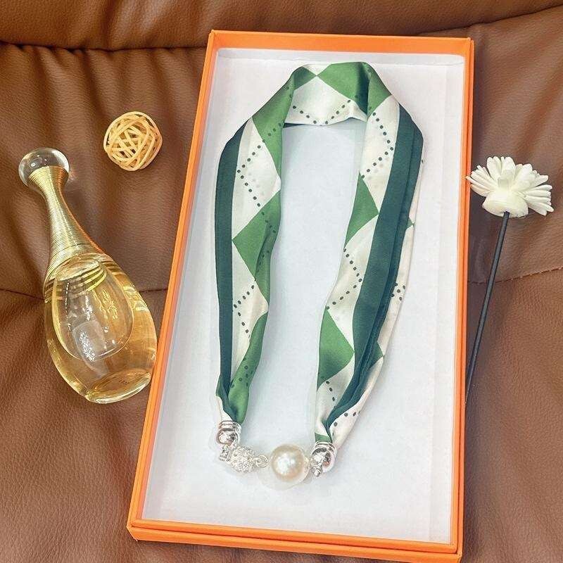 ✨Women's Scarf Necklace With Magnetic Buckle Neckerchief Headdress Pendant Scarf