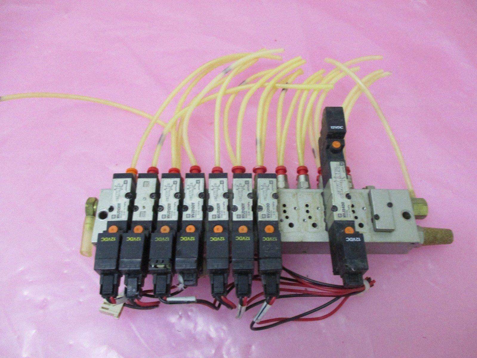 SMC PNEUMATIC MANIFOLD, VJ3000-21-1, SMC-NVJ3130Y, NVJ3430. 411343
