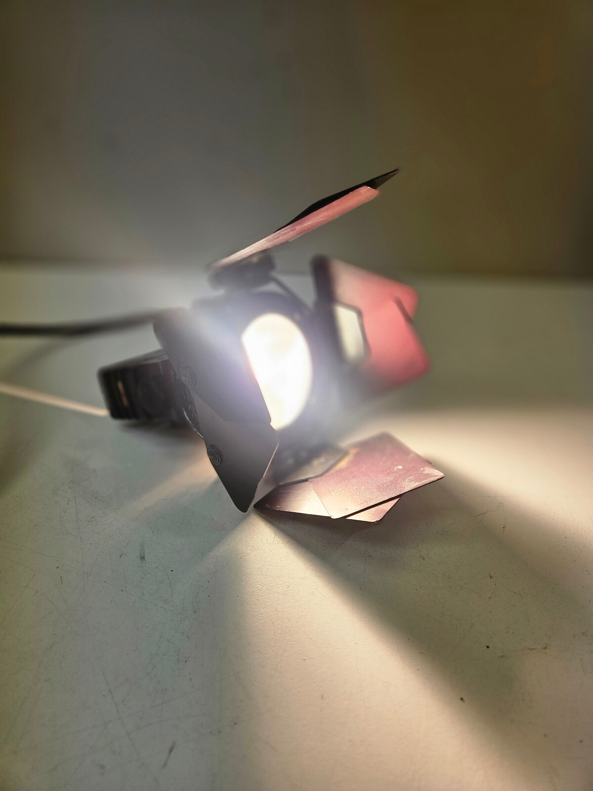Lowel Pro-Light 4777566 w/ Power Cord & Barn Doors Tested and bright