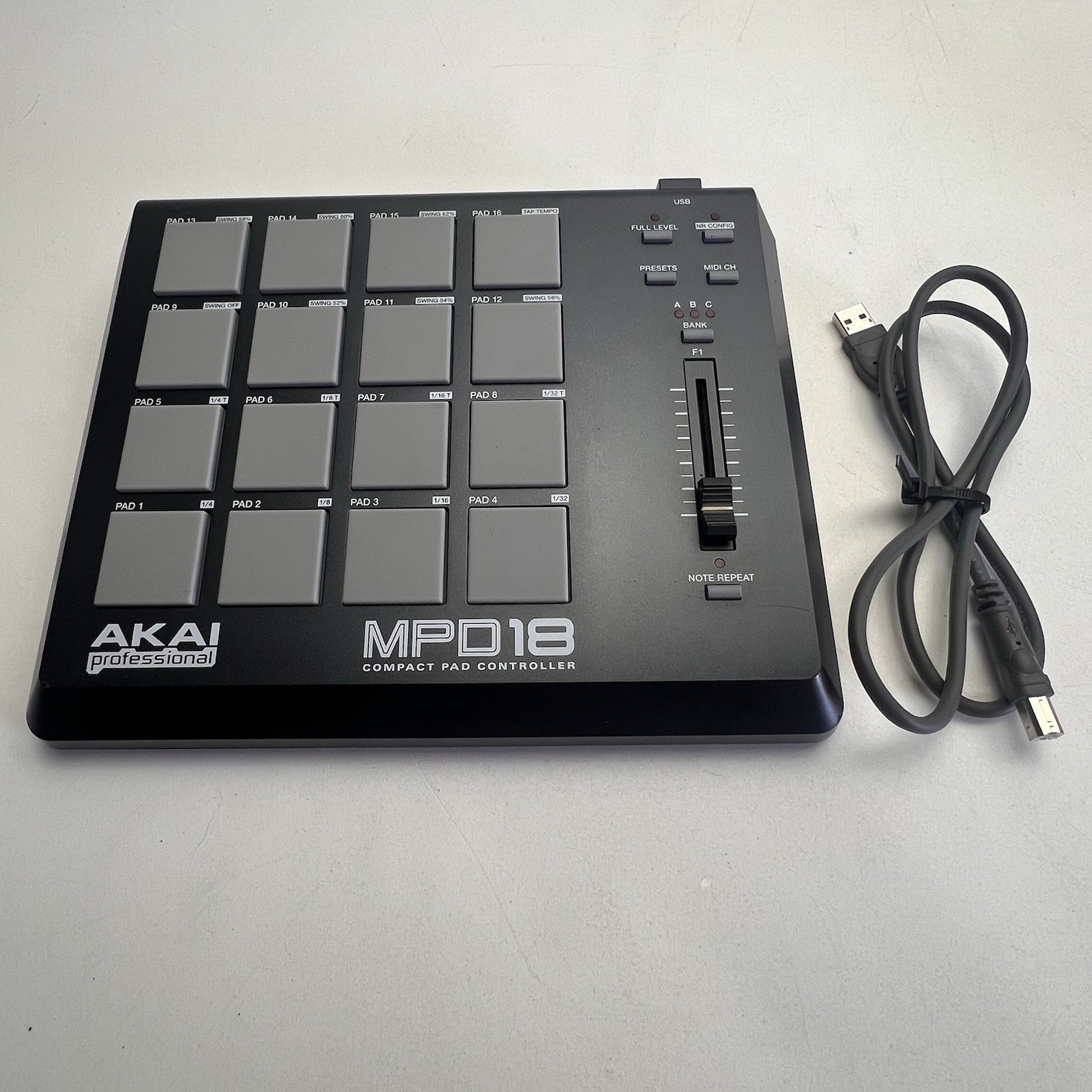 AKAI Professional MPD18 Compact USB MIDI Pad Controller With cable 16 Pads
