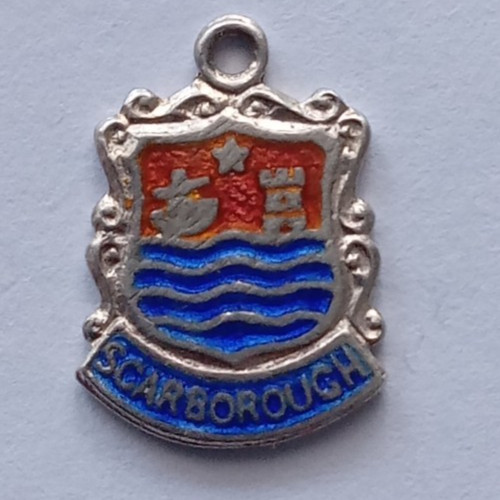 VINTAGE SILVER BRACELET CHARM SCARBOROUGH TRAVEL SHIELD PLACE NAME CHARM.  CH1-4