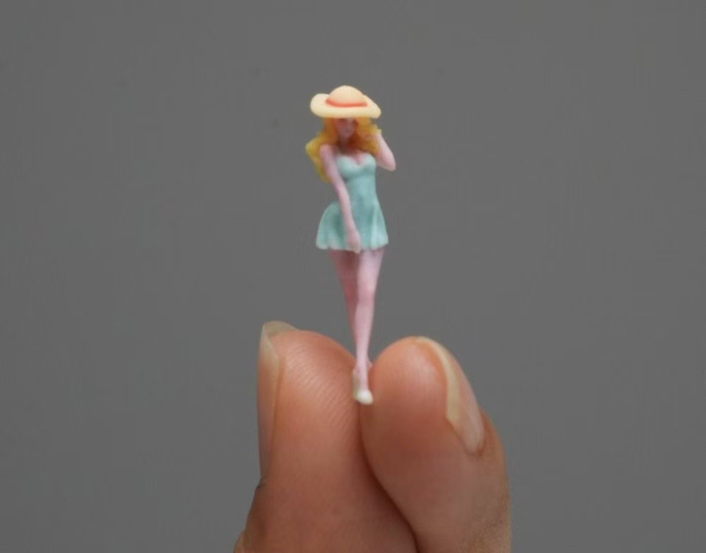 1:64 Painted Figure Model Miniature Resin Diorama Sand Girl Blue Dress Hat Lady