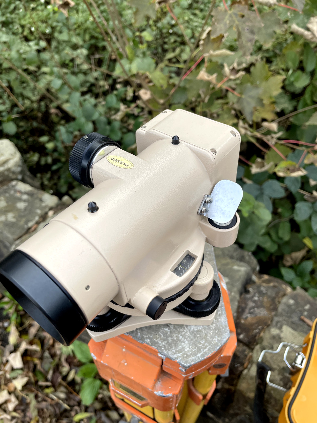 ENGINEERING SURVEYOR TRIPOD AND PROFESSIONAL FUJI - KOH FA22 LEVEL