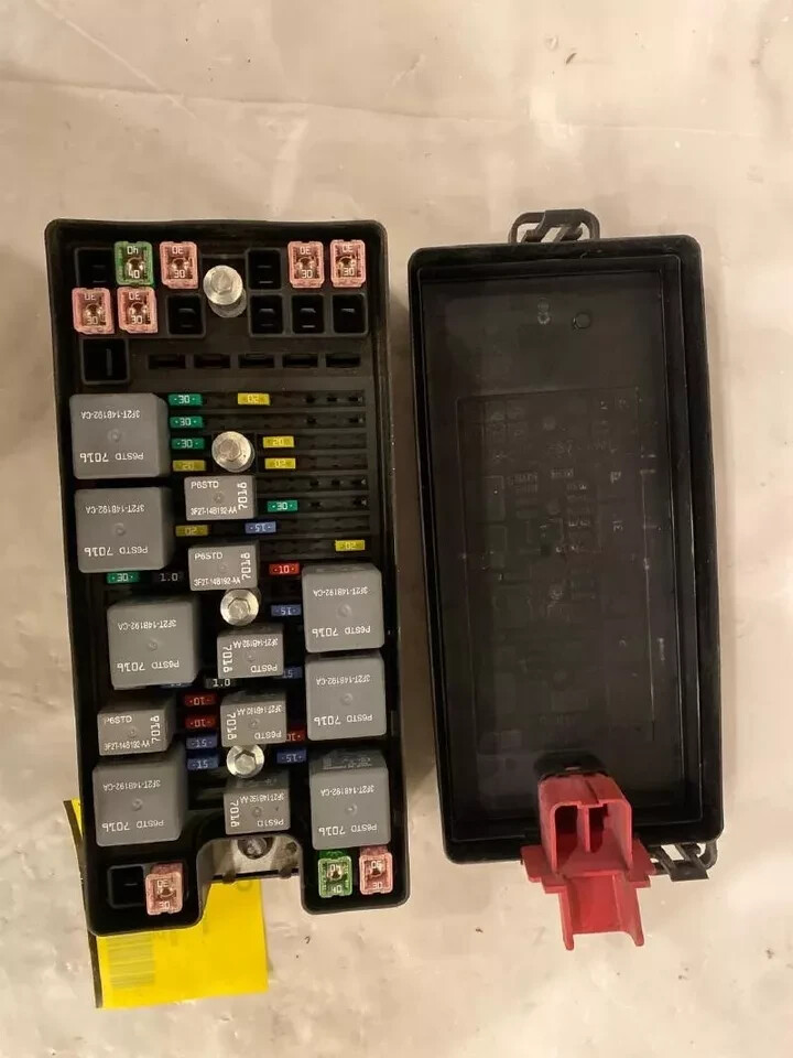 2005-2006 Ford Mustang Fuse Box Relay Module Engine Assembly OEM