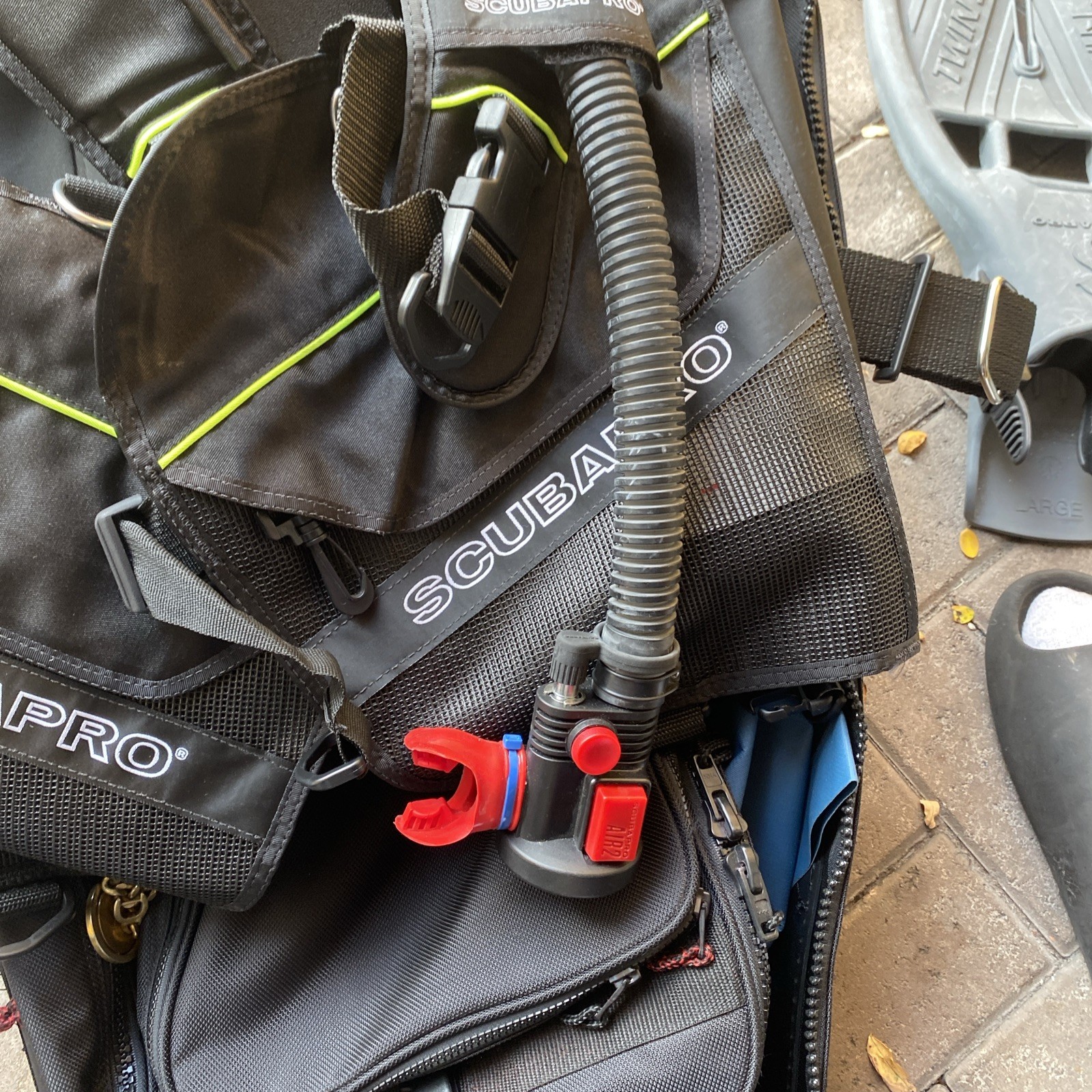 Scubapro GO with Balanced Scuba Inflator B.C. - Black - Large
