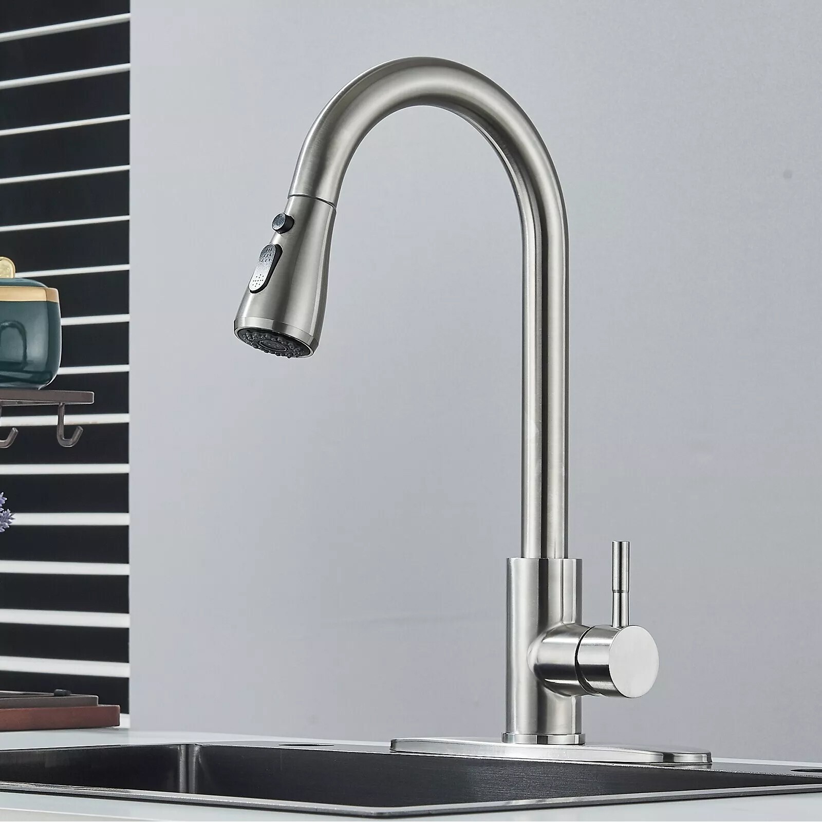 Stainless Steel Kitchen Faucet Single Handle Pull Down Sprayer with Deck Plate