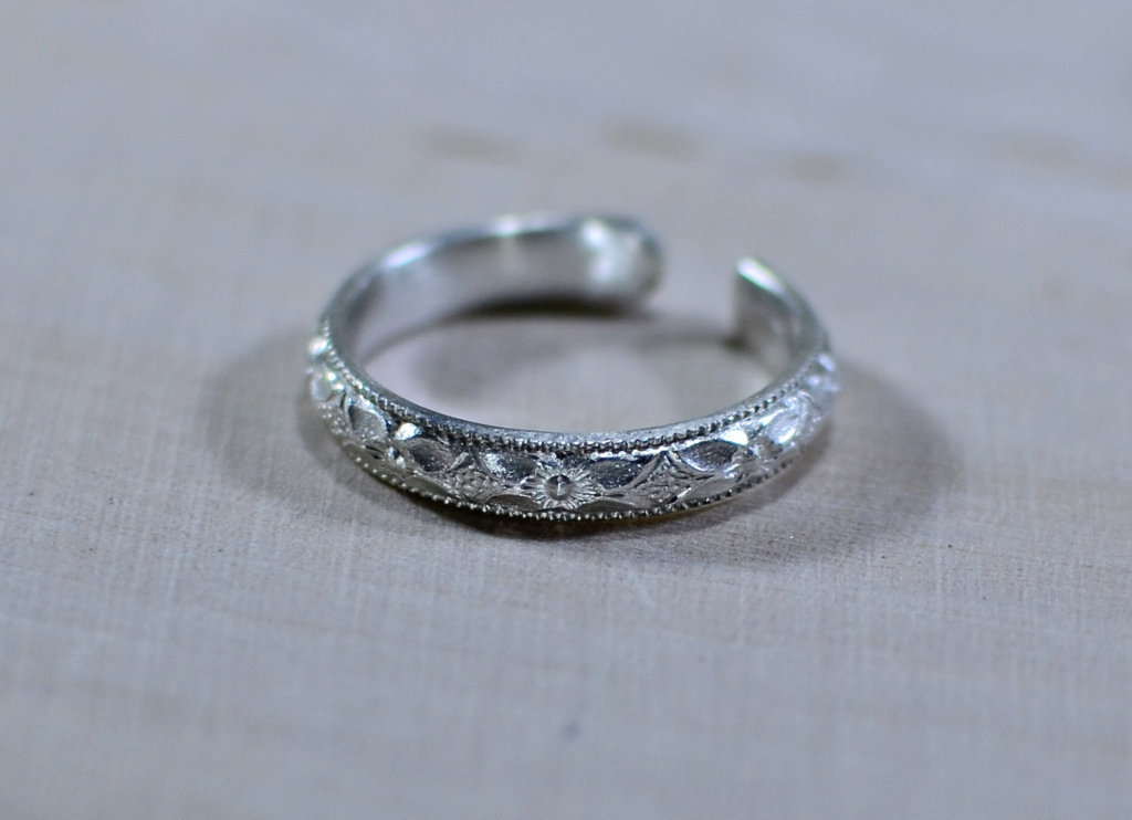Dainty sterling silver toe ring with pattern - handmade
