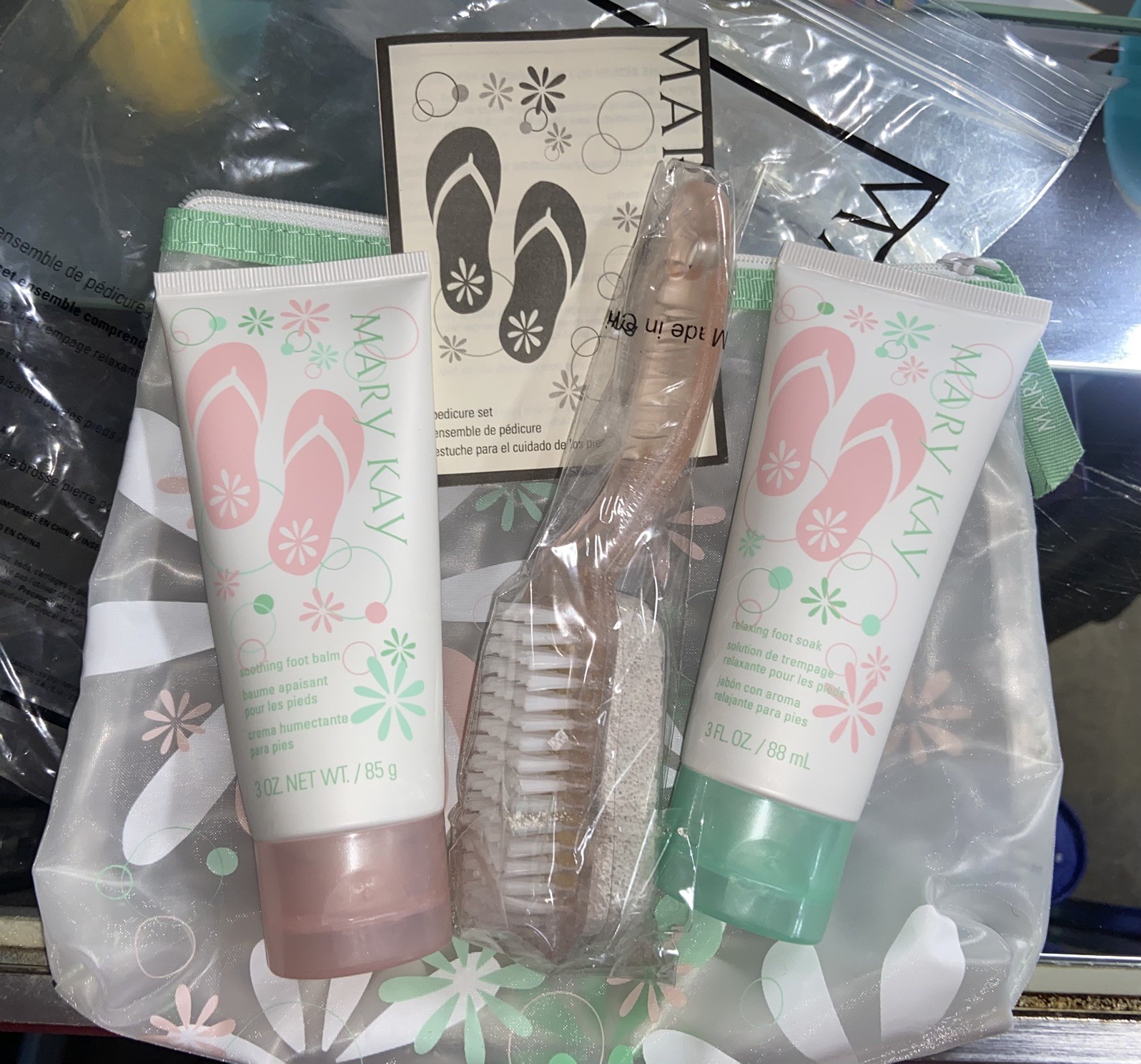 NEW MARY KAY PEDICURE SET 3-PC SET WITH TRAVEL BAG - foot balm