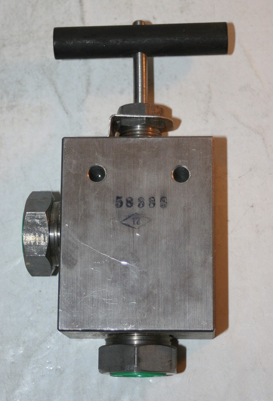 Aminco 44-6133 High Pressure SS Angle Needle Valve 60,000 Psi (.59 Tube OD)