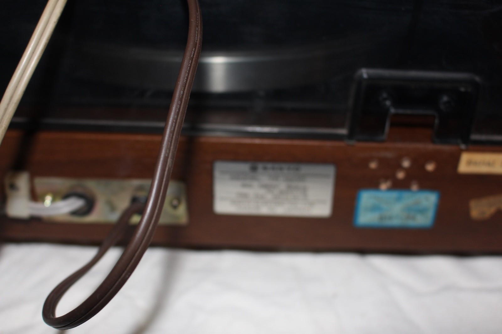 Sanyo TP-1800 Turntable - Missing 1 hinge