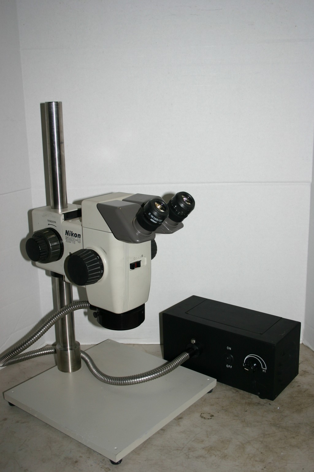 Excellent Nikon SMZ-U Stereozoom Microscope on Tall Boom Fiber Optics