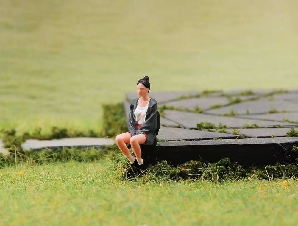 ZD 1:64 Painted Figure Model Miniature  Diorama Sitting Posture Girl Lady