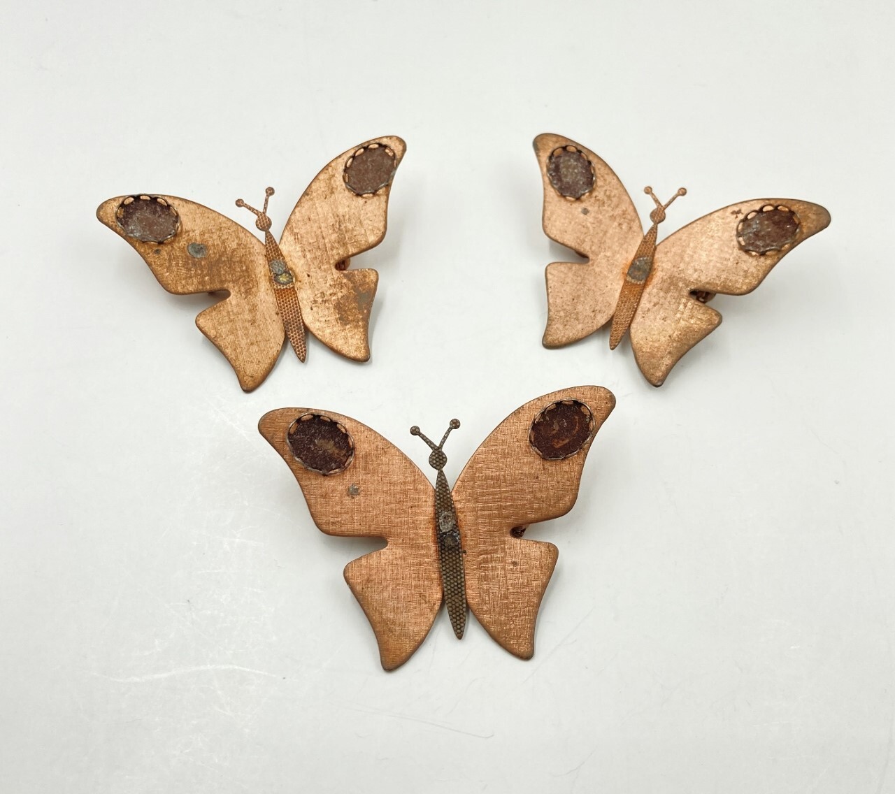3 VINTAGE AGED COPPER BUTTERFLY PINS WITH TWO 10x8mm. OVAL WING SETTINGS L702