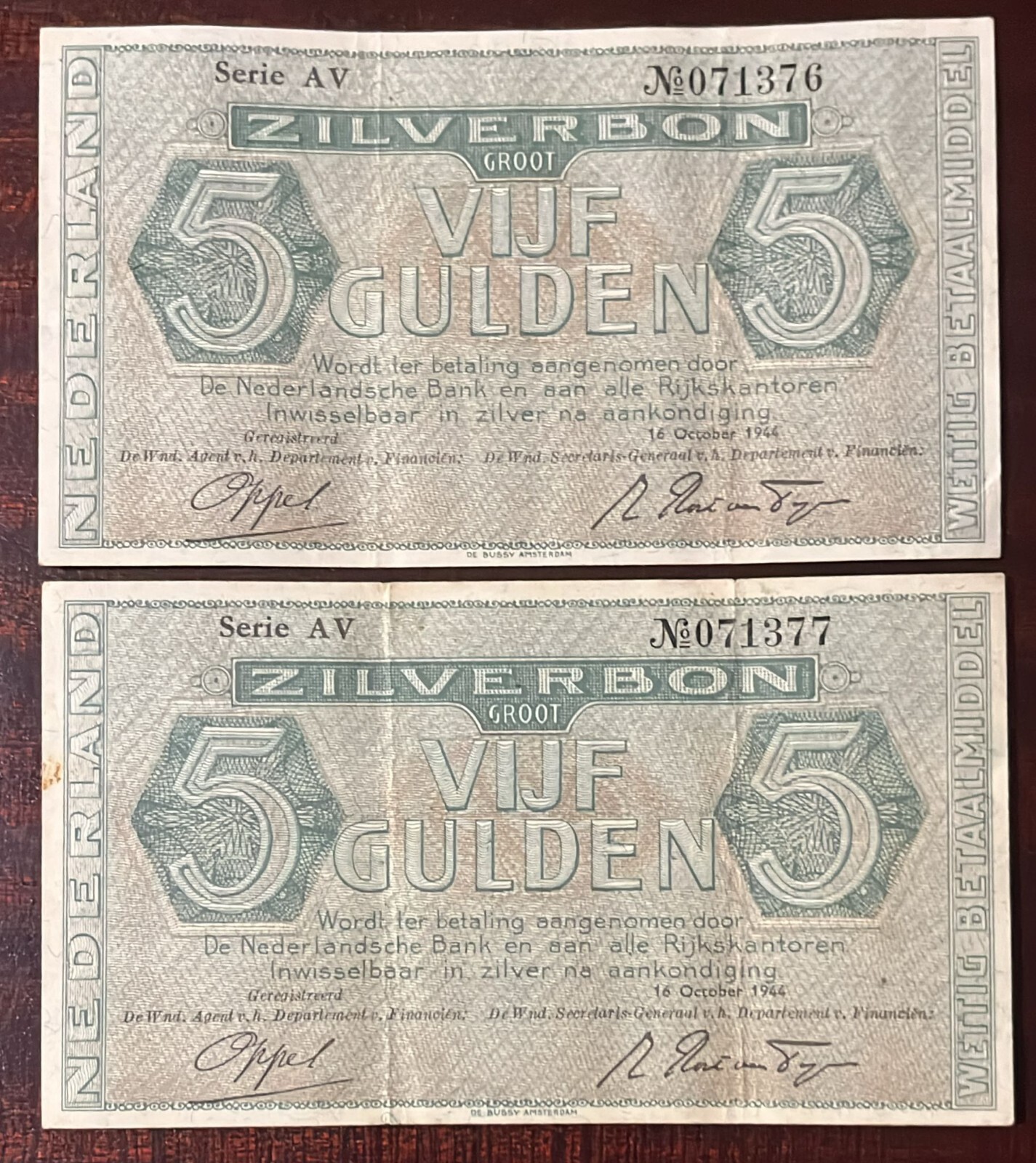 Nederland Ref U084 : Set of 2 x 5 Nederland Gulden Banknotes -Consecutive Series