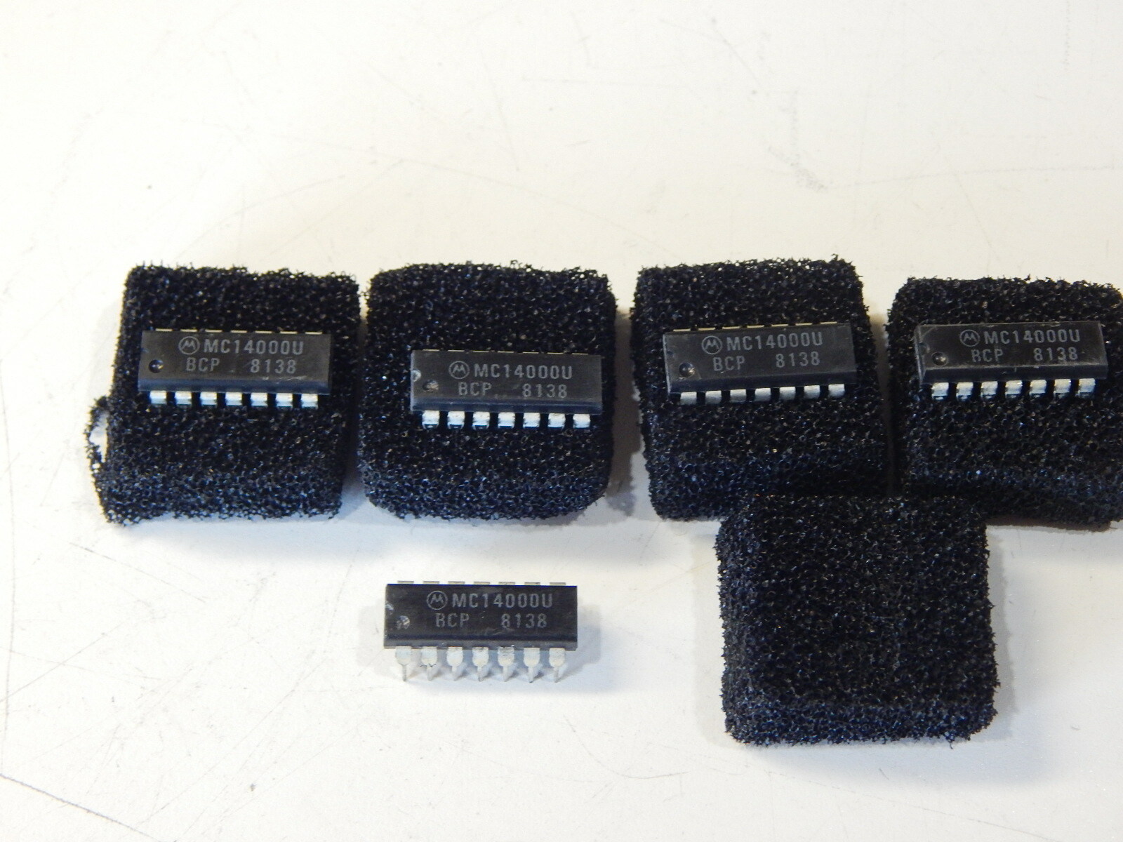 MOTOROLA MC14000UBCP DUAL 3-INPUT NOR GATE 14 PIN DIP - LOT OF 5 IC'S -FAST SHIP