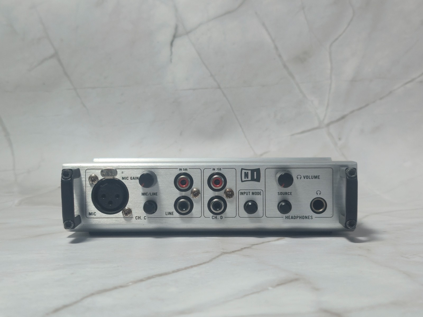 Native Instruments Audio 8 DJ - 4x4 USB Audio Interface Soundcard Traktor